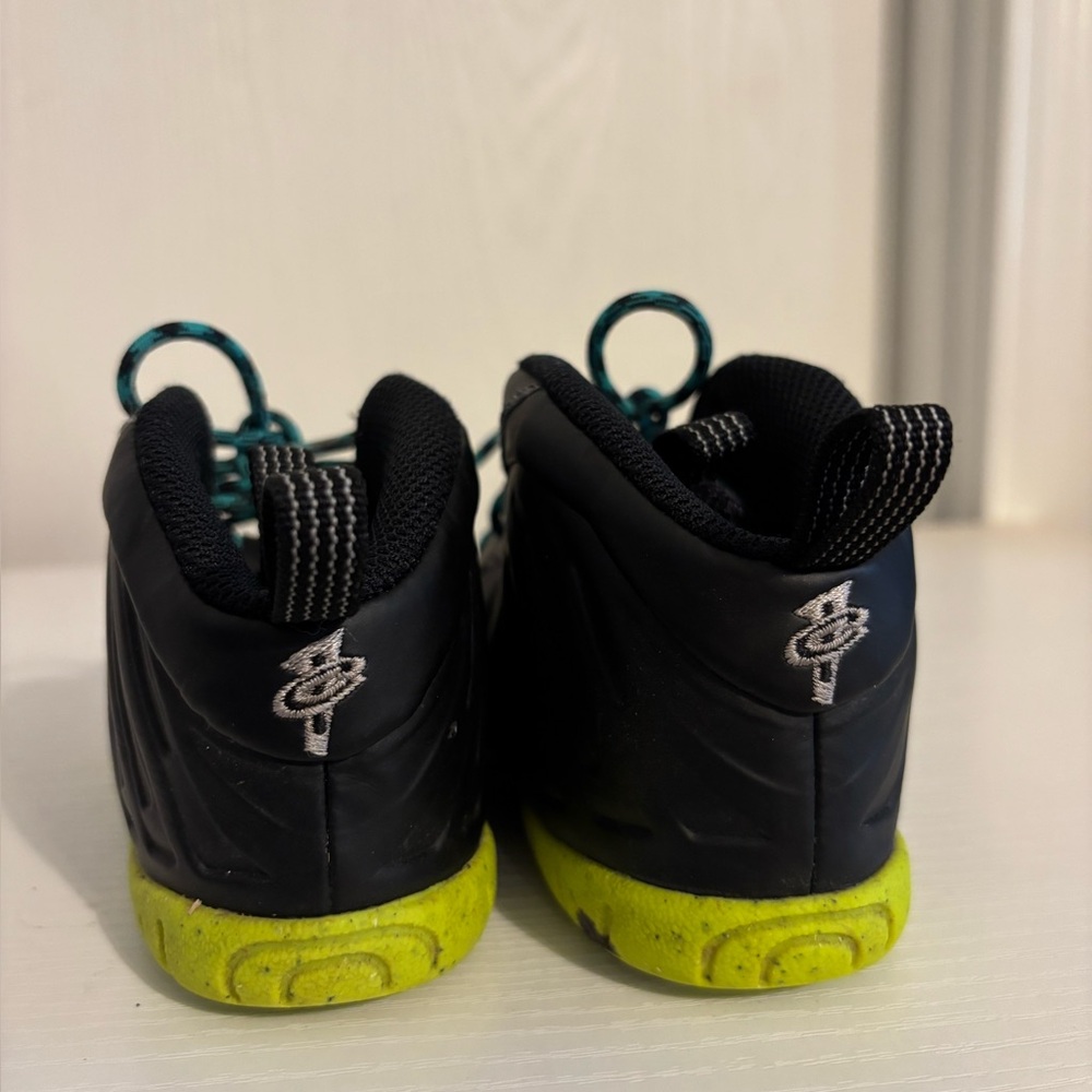 Nike | Kids Black Sneakers with Teal Laces and Neon Yellow Soles | Size 9C - Picture 7 of 7